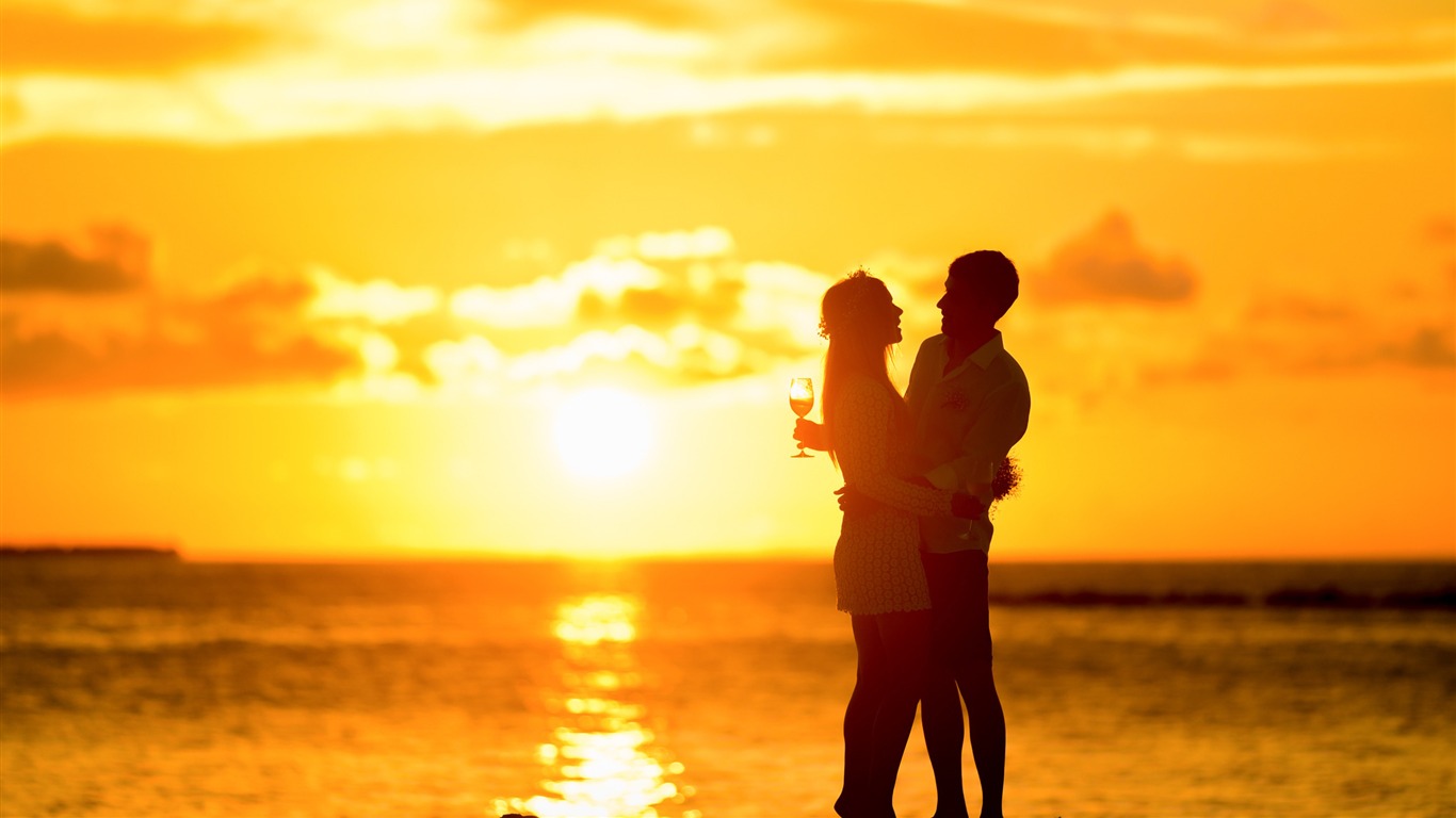 Couple Plage étreindre Coucher Soleil Fond Décran Valentine